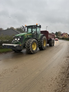 Rasmussen Entreprise — traktor med tipvogn udfører jordkørsel på Vestsjælland